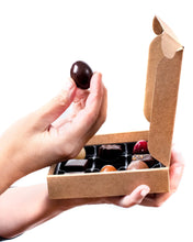 Load image into Gallery viewer, Boîte de 9 chocolats fins assortis pour Pâques

